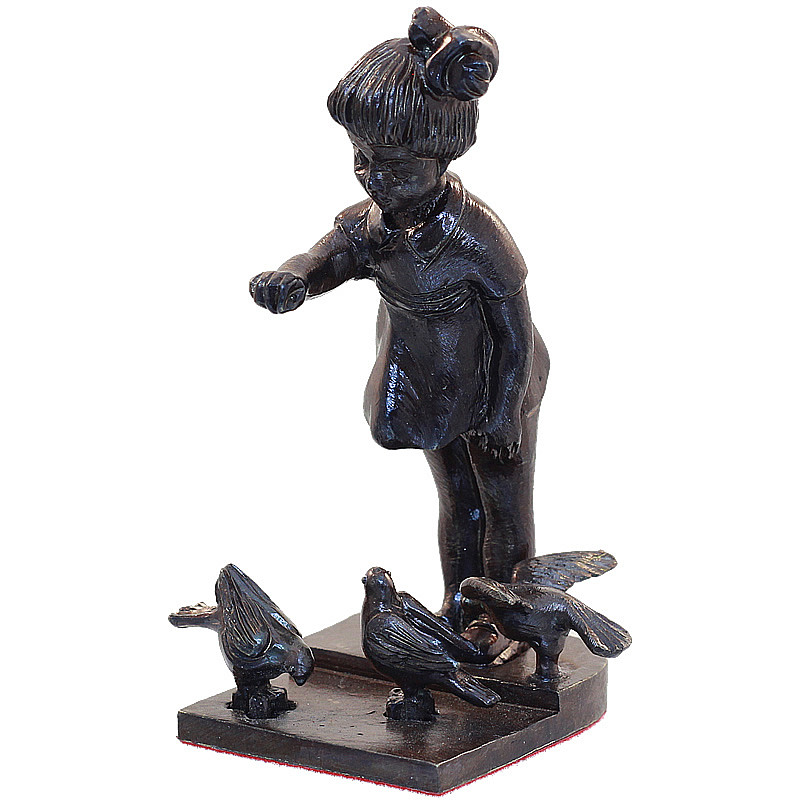 Девочка кормит голубей Девочка кормит голубей